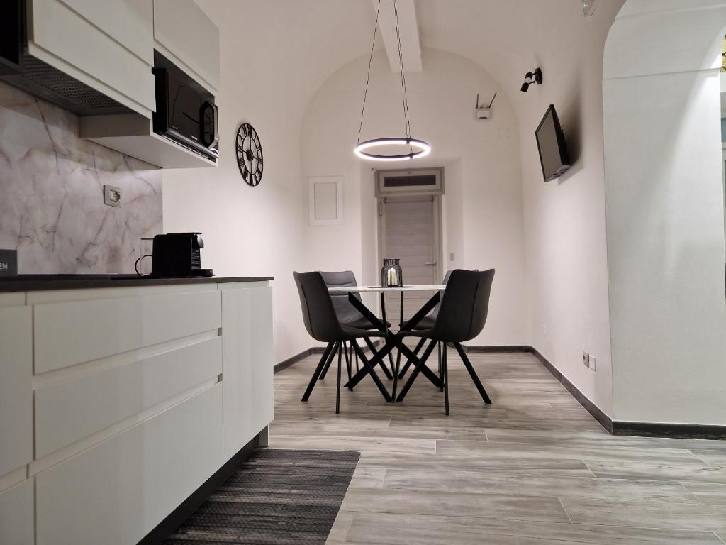eine Küche mit einem Tisch und Stühlen im Zimmer in der Unterkunft Stylish Apartment Norcia in Norcia