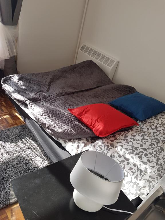 een slaapkamer met een bed met een witte kom op een tafel bij Studio 87 Avenue de Paris in Villejuif