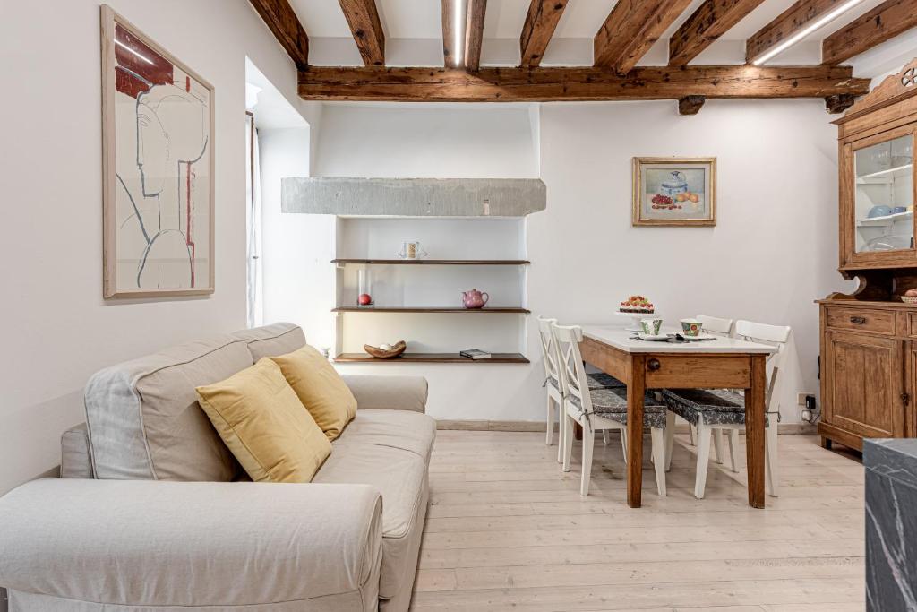 - un salon avec un canapé et une table dans l'établissement Tornabuoni City Center Florence, à Florence