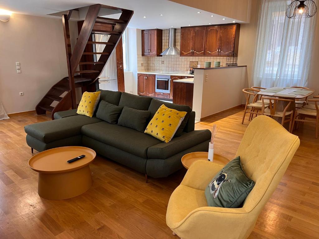 Il comprend un salon avec un canapé vert et une cuisine. dans l'établissement SOLOMOU APARTMENT, à Corfou