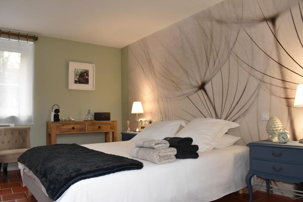 een slaapkamer met een groot bed met witte lakens en kussens bij Aisina Portateni 