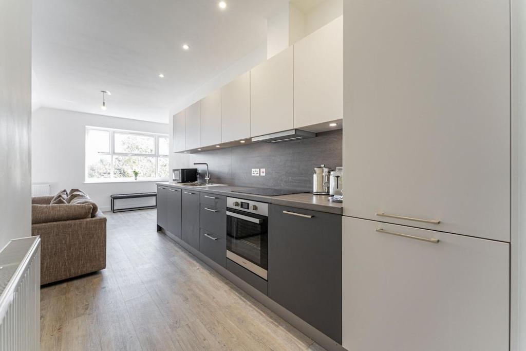 Una cocina o zona de cocina en Contemporary 2 Bed Apartment Solihull NEC BHX