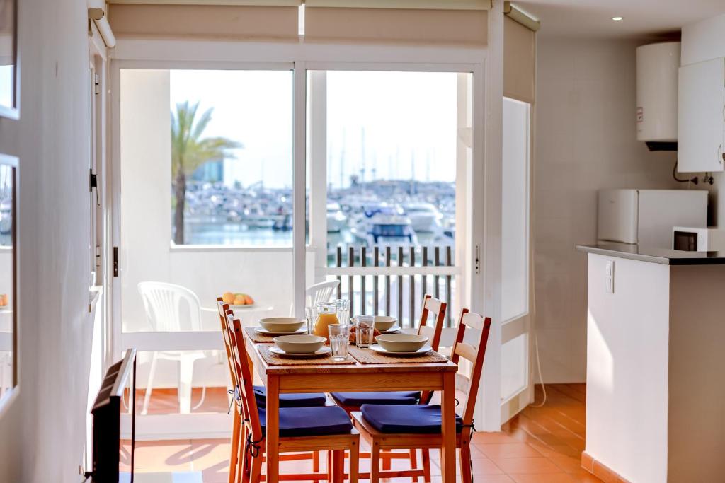 a kitchen and dining room with a table and chairs at AL - Apartamento Vista Marina 1 in Vilamoura