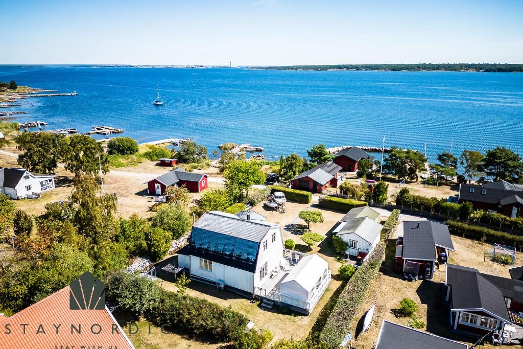 una vista aérea de una pequeña ciudad junto al agua en Nice house with a panoramic view of the sea on beautiful Hasslo outside Karlskrona en Karlskrona