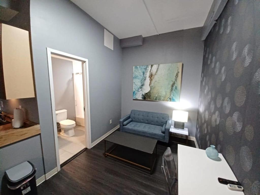 ein Wohnzimmer mit einem blauen Sofa in einem Zimmer in der Unterkunft Enjoy Spring Time In Boston 406 in Boston