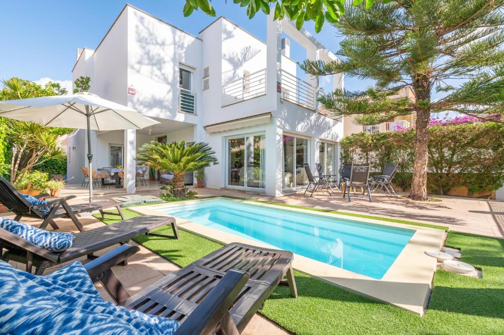 een afbeelding van een villa met zwembad bij Villa Mar - Can Bujosa in Palma de Mallorca