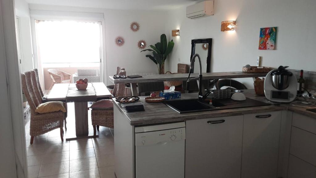 Kuchnia lub aneks kuchenny w obiekcie Appt T3 VUE MER