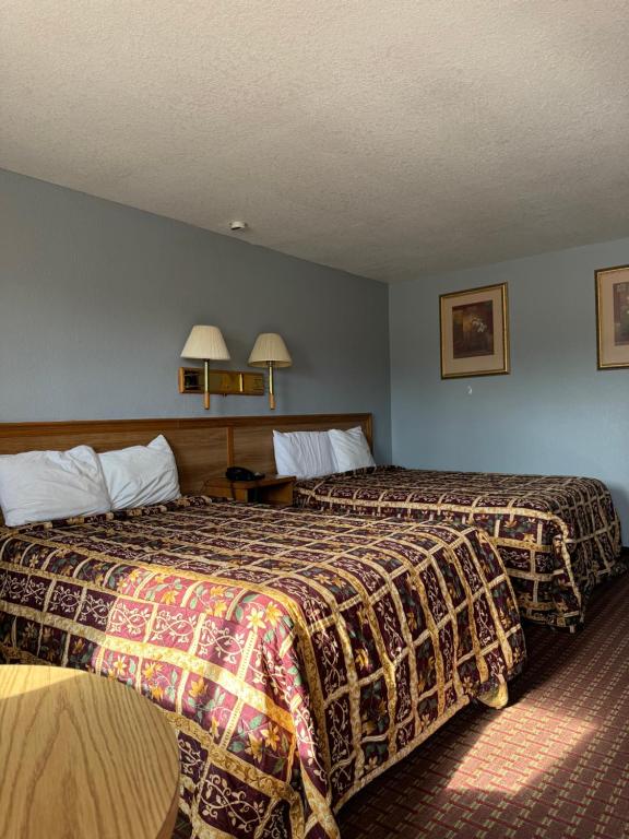 Ένα ή περισσότερα κρεβάτια σε δωμάτιο στο Land of Ahs Motor Inn