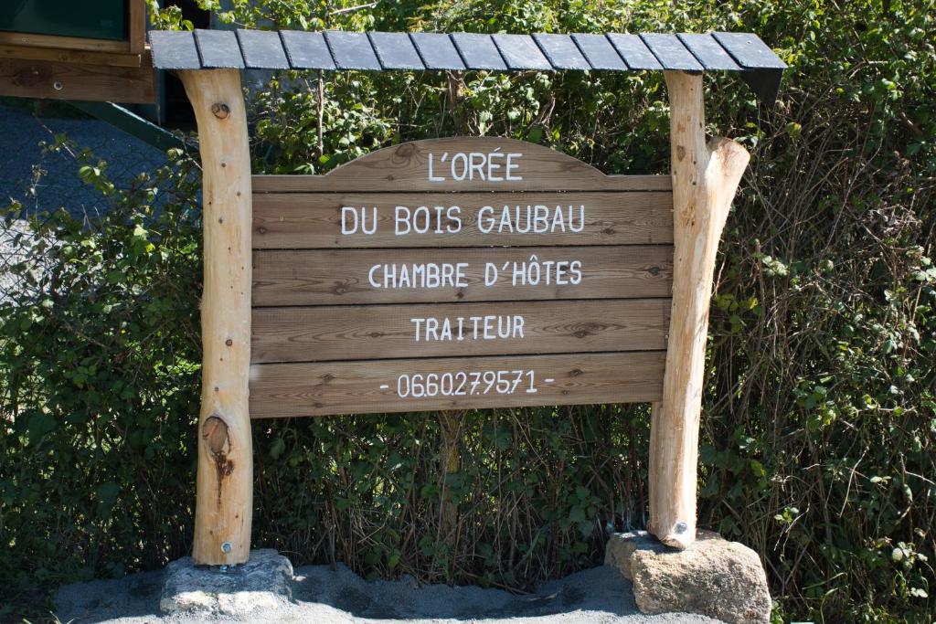 um sinal de madeira para uma exposição de caixa de cães em L'orée du bois gaubau em Saint-Georges-sur-Layon