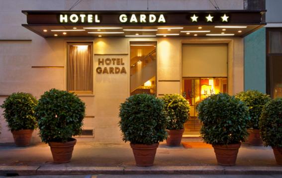 uma fila de vasos de plantas em frente a uma loja em Hotel Garda em Milão