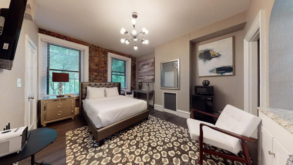 L 3-33 Stylish Private Studio in Boston!