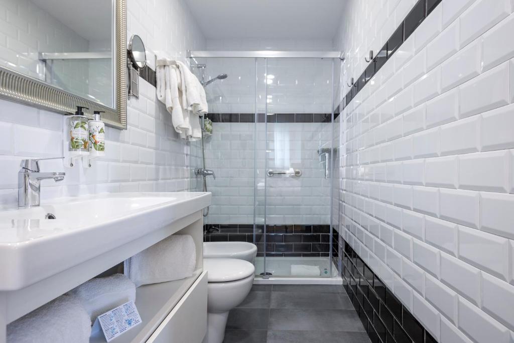 
Superior Room with View to the Pedestrian Street 
