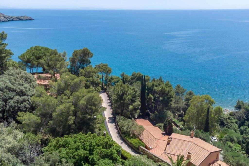 una vista aerea di una casa vicino all'oceano di Villaflair - Villa Sbarcatello a Porto Santo Stefano
