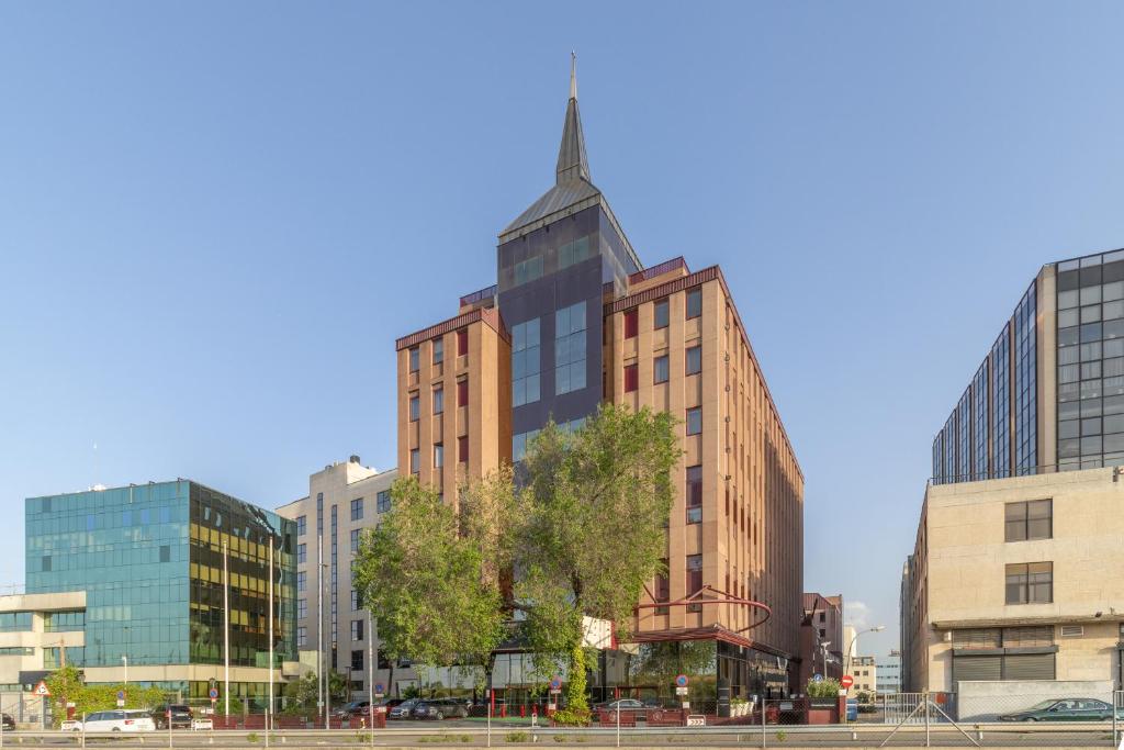 un edificio alto con un campanario en una ciudad en Exe Convention Plaza Madrid, en Madrid