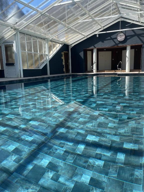 Bazén v ubytování Grand Hôtel "Château de Sully" - Piscine & Spa -Teritoria nebo v jeho okolí