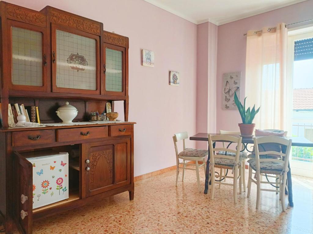 una sala da pranzo con tavolo e mobile in legno di Affittacamere San Rocco ad Aramengo