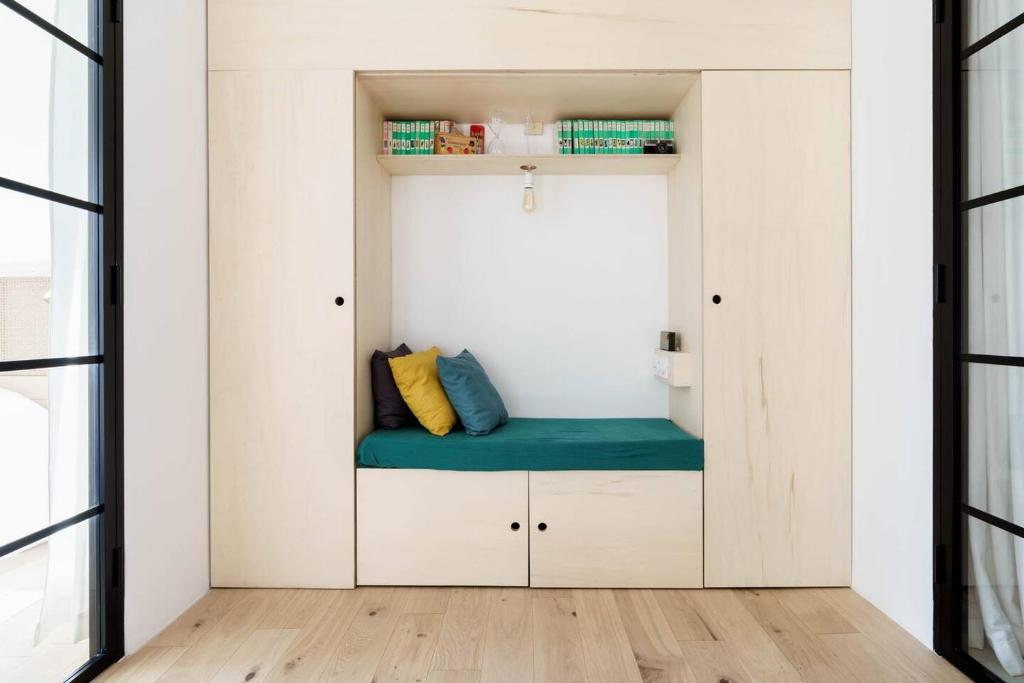 Cette petite chambre comprend un lit escamotable. dans l'établissement Appartement terrasse au cœur d'Aix-en-Provence #2, à Aix-en-Provence