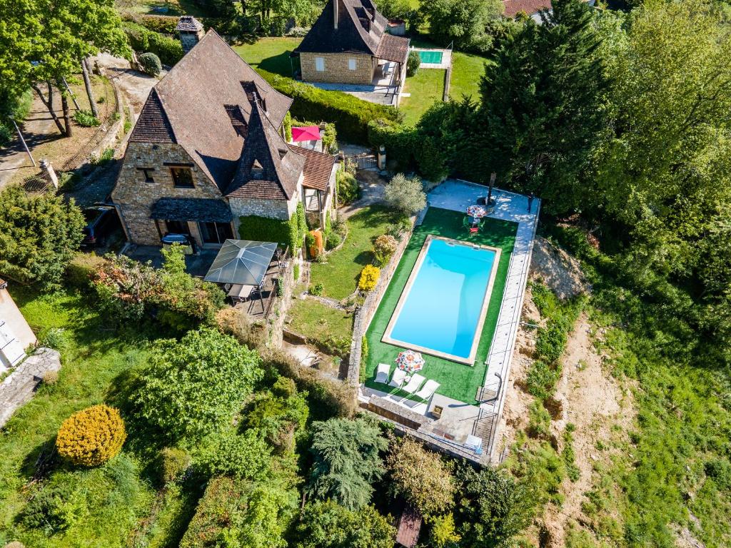 une vue aérienne d'une maison avec piscine dans l'établissement Le Pigeonnier de Sinzelle, à Saint-Cyprien