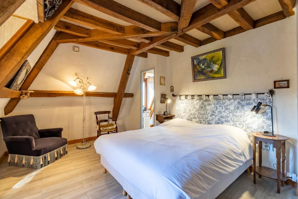 Una cama o camas en una habitaci&oacute;n de Le Pigeonnier de Sinzelle
