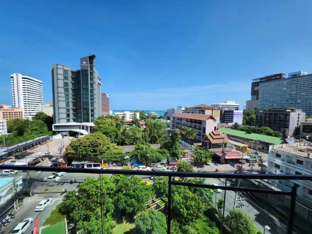 Linna Pattaya Central üldine vaade või majutusasutusest 小红书网红超大无边泳池EDGE豪华公寓 市中心 海滩300米 pildistatud vaade
