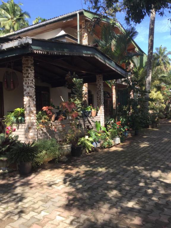 een huis met veel planten ervoor bij Maliga inn in Gampola