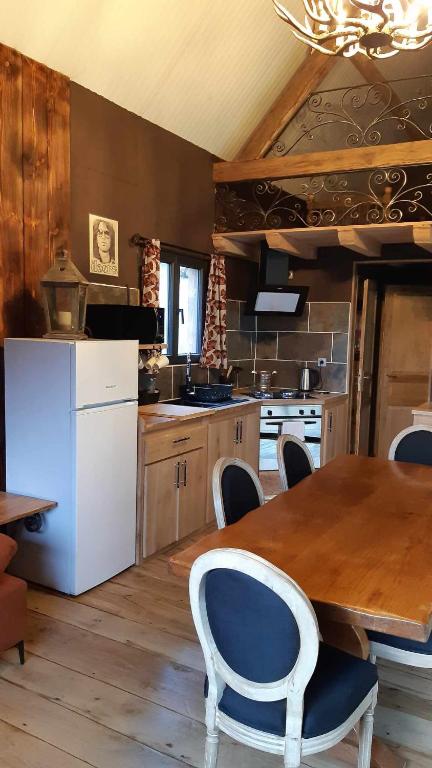 Kuchyň nebo kuchyňský kout v ubytování A la cabane des Bois dessus Tiny Gite