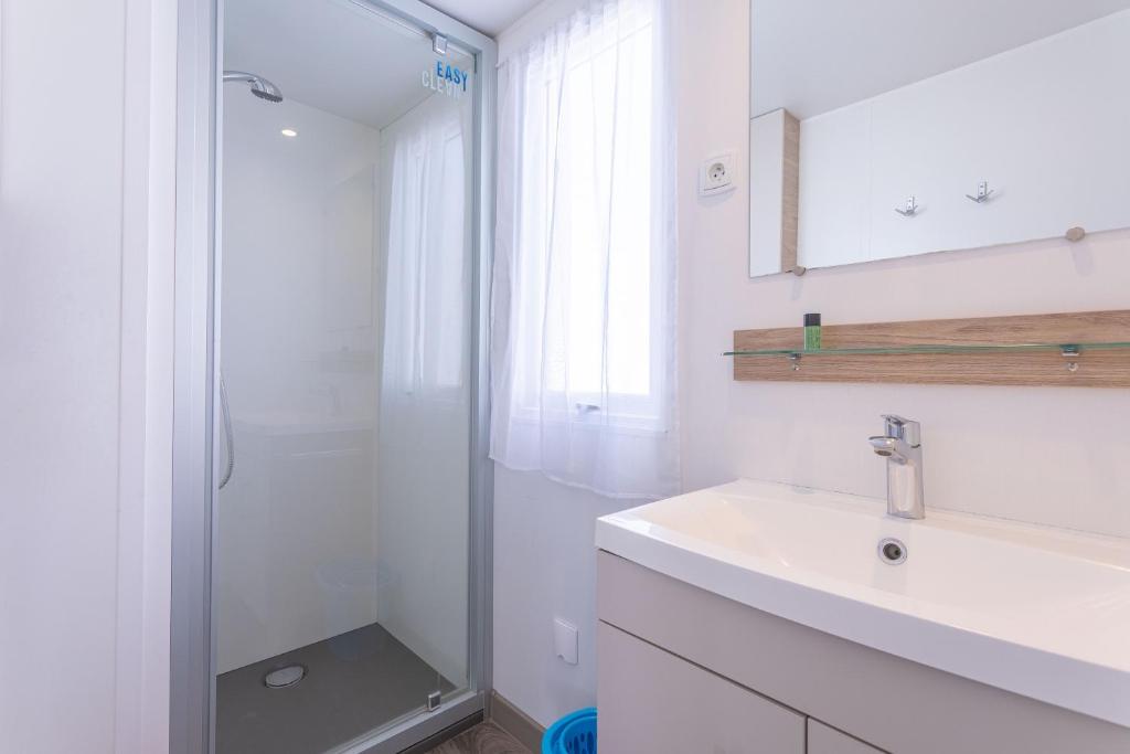 Koupelna v ubytování Mobile home Le Montourey 81