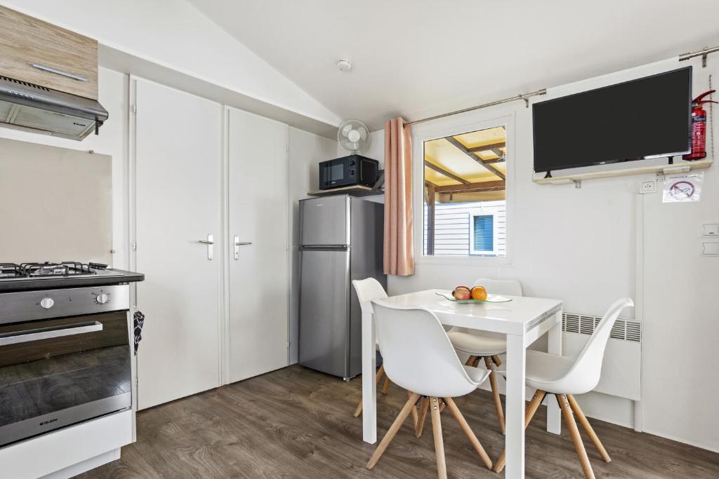 Kuchyň nebo kuchyňský kout v ubytování Mobile home Le Montourey 81
