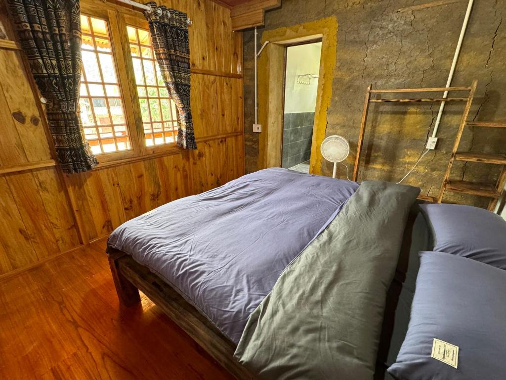 Rúm í herbergi á Gõ Kiến Homestay