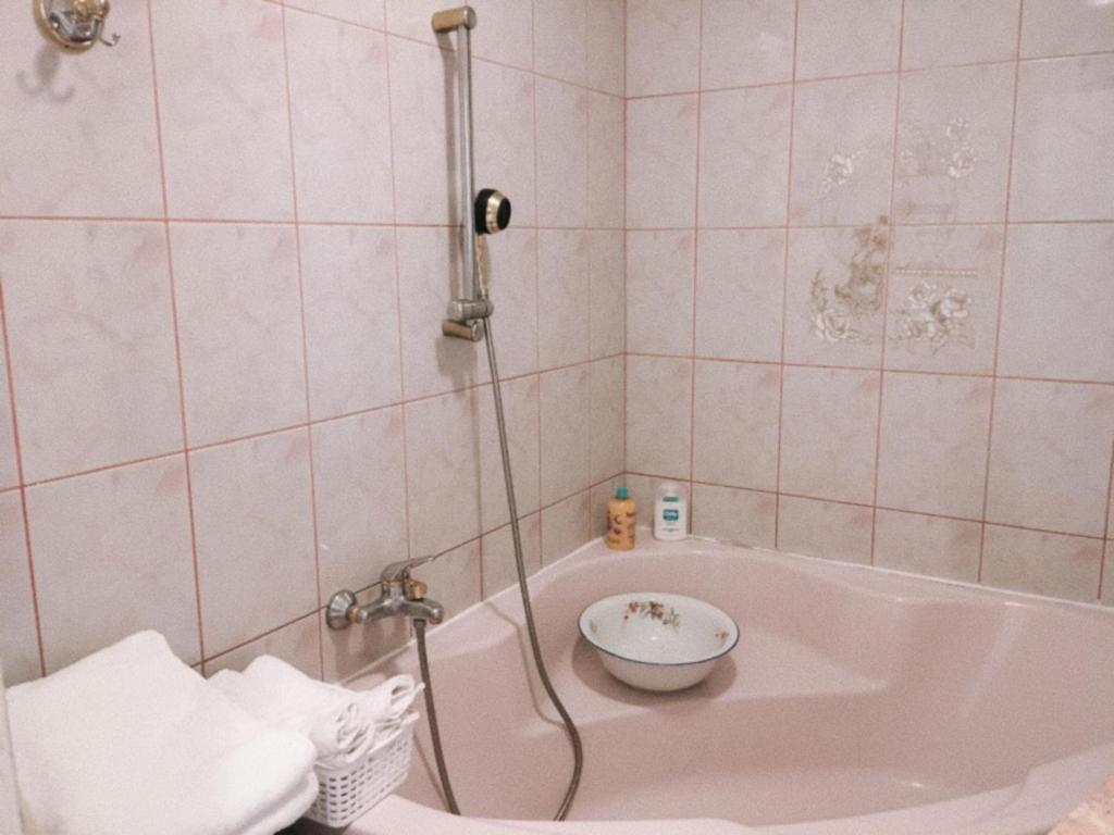 Un baño de Stunning 2-Bed Apartment in Praha 4