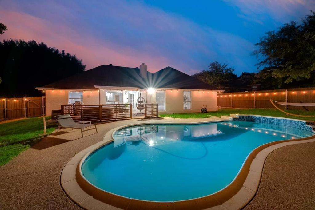 Πισίνα στο ή κοντά στο Boho Chic Home w Backyard Paradise - Pool + Grill