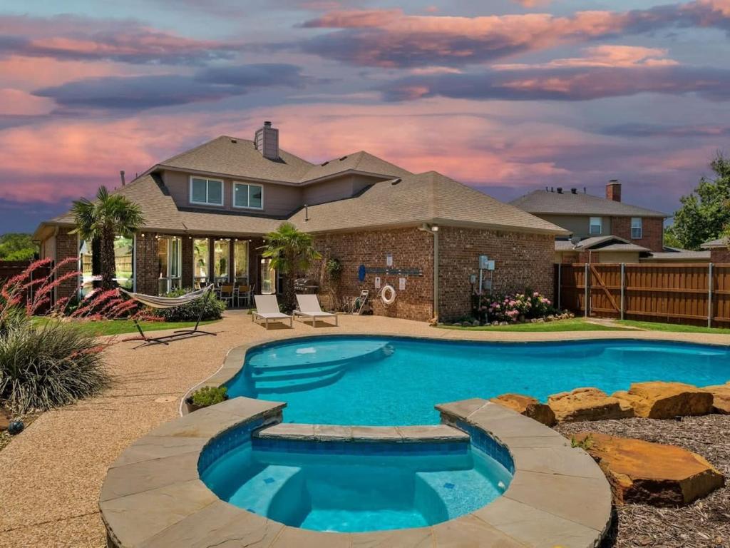 uma piscina em frente a uma casa em Southern Charm & Luxury Living - BBQ & Pool em Rockwall