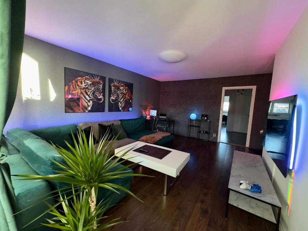 Exotisk lägenhet/ Friparkering في فاستيراس: غرفة معيشة مع أريكة وطاولة