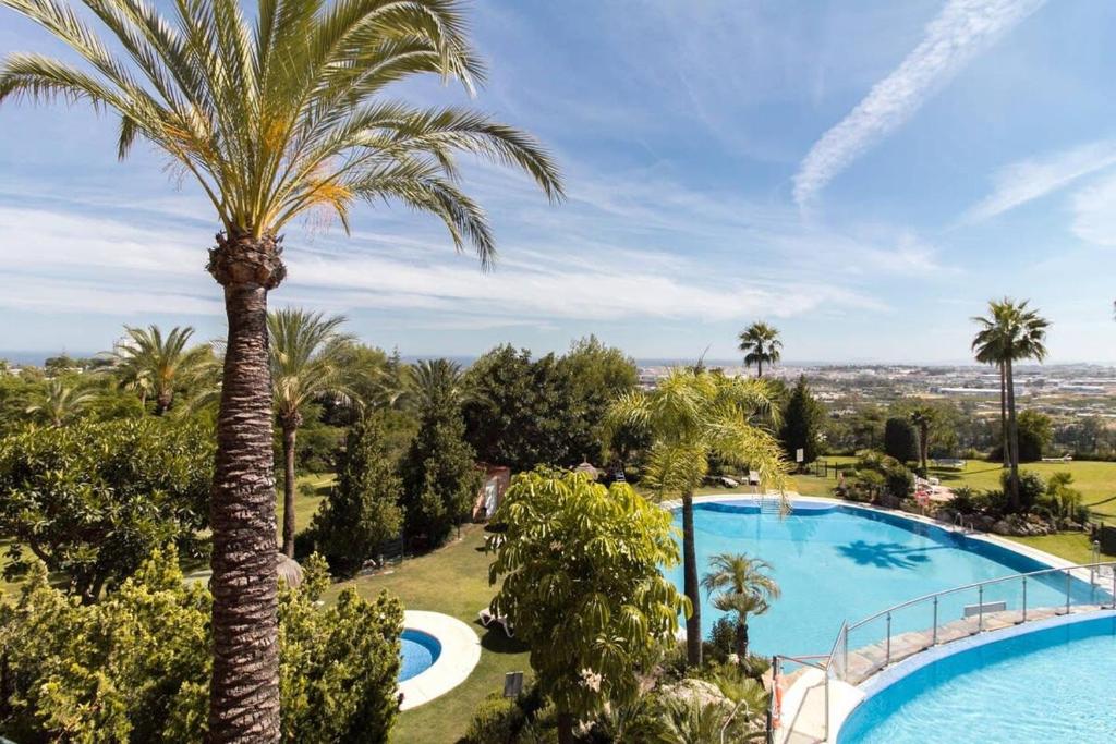 Bazén v ubytovaní HEATED ROOFTOP POOL PENTHOUSE VIEWS MAGNA MARBELLA alebo v jeho blízkosti