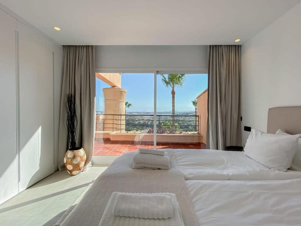 Posteľ alebo postele v izbe v ubytovaní HEATED ROOFTOP POOL PENTHOUSE VIEWS MAGNA MARBELLA