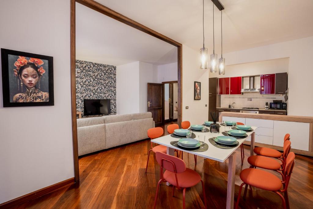 uma cozinha e sala de estar com mesa e cadeiras em CASA RUFINO con Sauna, Cromoterapia e Degustazione Vino em Assis
