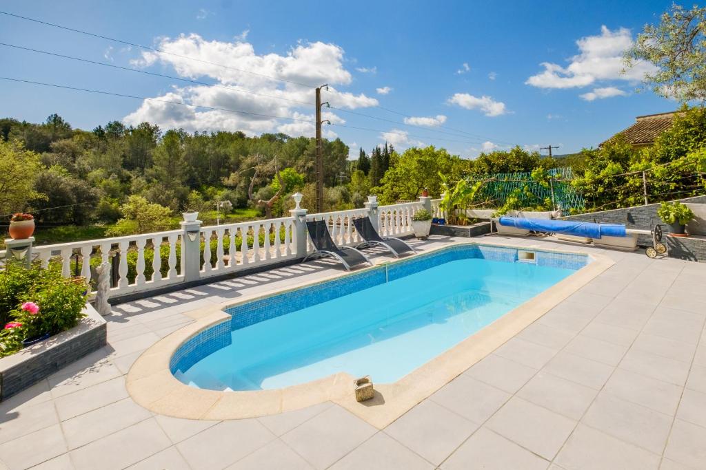 - une piscine dans une cour avec une clôture blanche dans l'établissement Villa 6 pers avec piscine, à Le Tignet