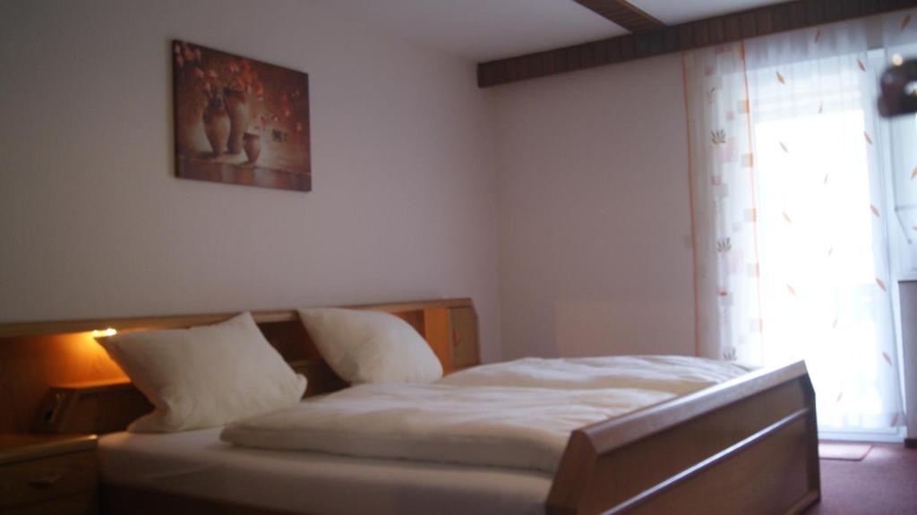 Postel nebo postele na pokoji v ubytování Gasthof zur Burgruine