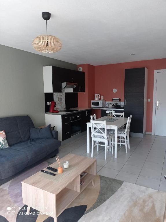 un salon avec un canapé et une table dans l'établissement Les sources de Marie, à Thonon-les-Bains