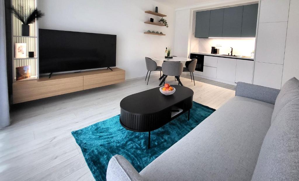 sala de estar con sofá y mesa en Apartment EDIAS ONE en Banská Bystrica