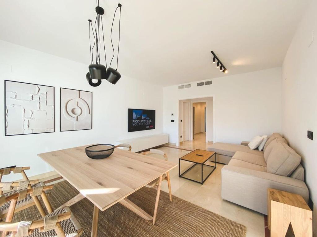 TV a/nebo společenská místnost v ubytování Spacious apartment Gym Paddel Club Beach Wifi Park
