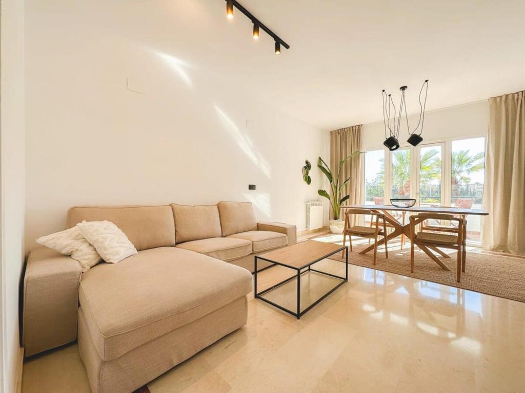 Posezení v ubytování Spacious apartment Gym Paddel Club Beach Wifi Park