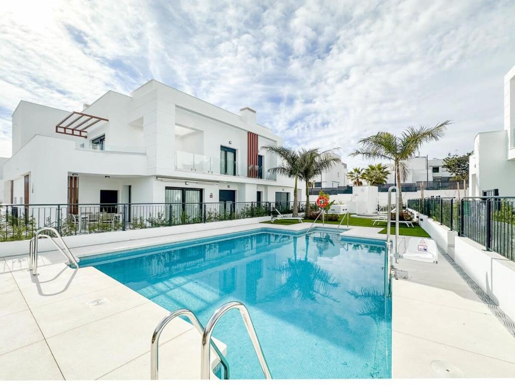 Rooftop Jacuzzi Pools Modern Wifi Townhouse, Estepona (aktualisierte