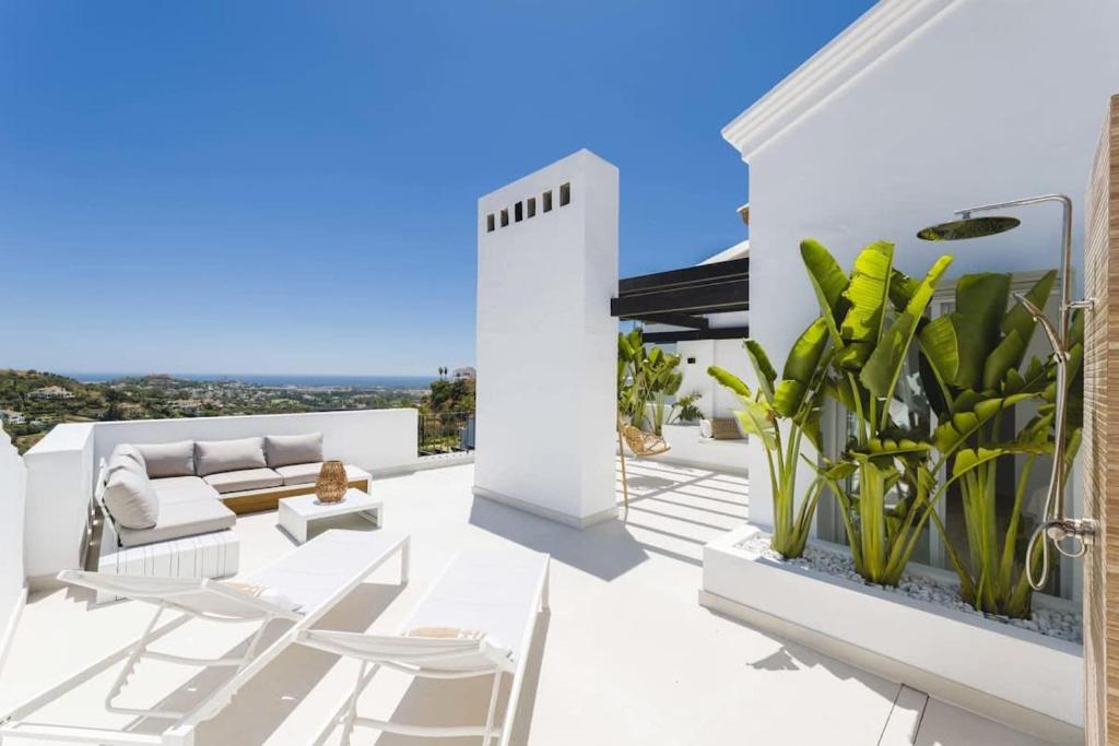DUPLEX PENTHOUSE ROOFTOP TERRACE SEA VIEWS WiFi, Benahavís (updated ...