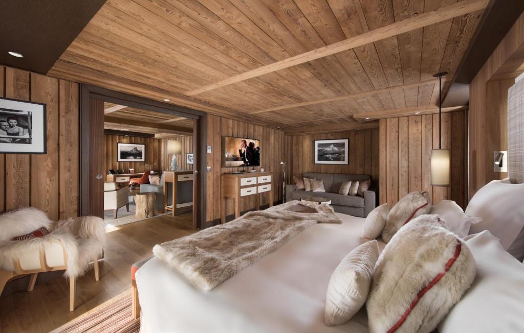 Postel nebo postele na pokoji v ubytování Hôtel Barrière Les Neiges Courchevel