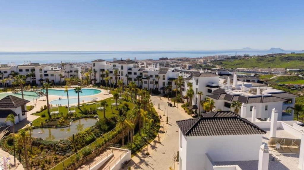- une vue aérienne sur un complexe avec une piscine dans l'établissement New luxury apartment in family resort w pools wifi, à Estepona