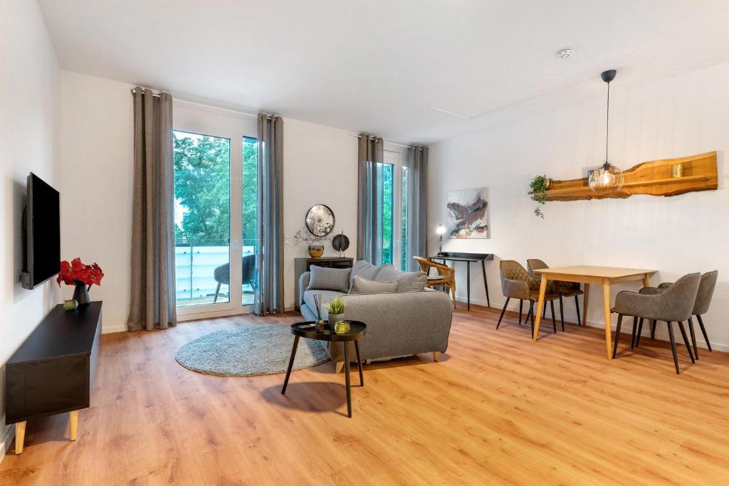 ein Wohnzimmer mit einem Sofa und einem Tisch in der Unterkunft Km Style Apartments 8 in Freiburg im Breisgau
