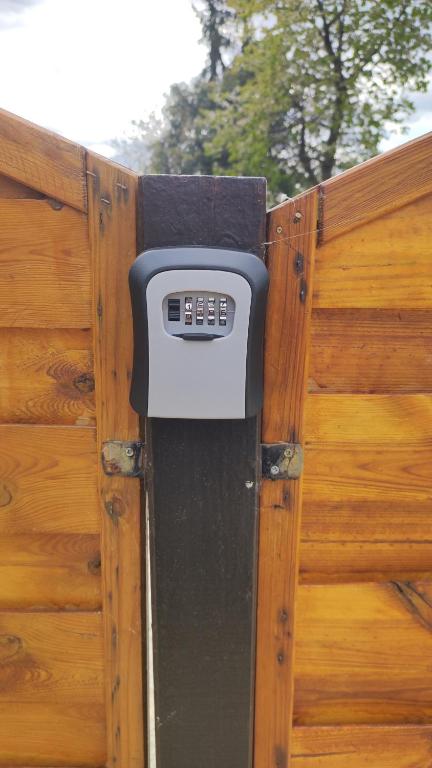 a meter on the side of a wooden fence at le calme de la campagne bretonne, wifi, netflix, 4 lits, freebox revolution, draps, café, thé in Guer