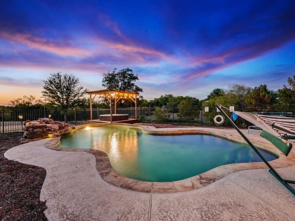 Πισίνα στο ή κοντά στο Modern Home - 1 Acre Lot w Pool Patios Jacuzzi