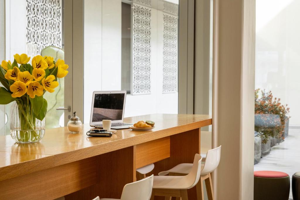 A television and/or entertainment centre at The Passage - Urban Retreat